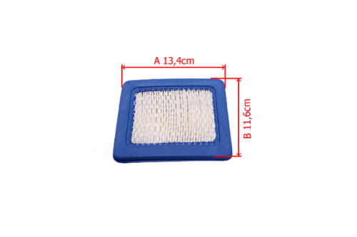 Filtr powietrza do kosiarki, prostokątny, w kolorze niebieskim z białą siateczką. Wymiary: 13,4 cm x 11,6 cm. Zamontowany poziomo, z widocznymi otworami filtracyjnymi, umieszczony na jasnym tle. Brak dodatkowych oznaczeń lub logo.