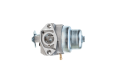 Gaźnik do kosiarek Honda GCV 160, GCV135 w srebrnym kolorze z metaliczną teksturą. Ujęcie z boku, ukazuje wyraźnie detale mocowania i wlot powietrza. Produkt leży na jasnym tle, bez dodatkowych akcesoriów.