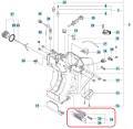 Amortyzator do przecinarki Husqvarna K750 w bliskim ujęciu, widoczny z boku. Metalowy element z widocznymi oznaczeniami. Kształt prostokątny z końcówką mocującą. Tło jasne, co podkreśla szczegóły produktu.