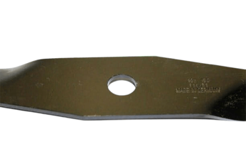 Nóż kosiarki Alko o długości 31,3 cm, wykonany z metalu, z okrągłym otworem na środku. Ujęcie z boku, ukazuje gładką, błyszczącą powierzchnię ostrza. Widoczne napisy w dłuższej części narzędzia. Nóż leży na jednolitym tle.
