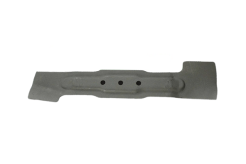 Nóż do kosiarki akumulatorowej Bosch o długości 32 cm, metalowy, matowy, z trzykrotnym mocowaniem w centralnej części. Przedstawiony w pozycji leżącej na prostym, białym tle, ukazuje równą, prostą krawędź tnącą.