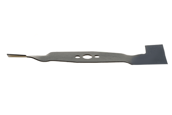 Nóż do kosiarki Agroma o długości 33 cm, wykonany z metalowego materiału, wyprofilowany z zakrzywioną końcówką i prostym ostrzem, widoczna otwarta przestrzeń, prezentowany na białym tle w pozycji leżącej.