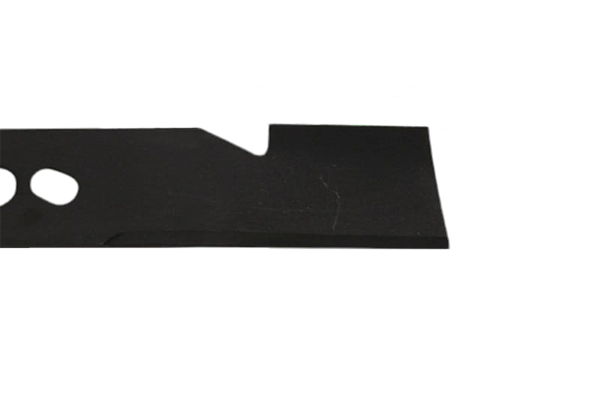 Nóż do kosiarki NAC o długości 37 cm, czarny, wykonany z metalowego materiału, z charakterystycznym wcięciem i dwoma okrągłymi otworami. Widok z boku, ukazujący prostą, płaską powierzchnię ostrza.