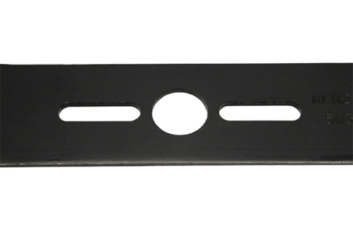 Uniwersalny nóż do kosiarki o długości 38 cm, wykonany z metalowego, matowego materiału. Produkt z widocznymi otworami montażowymi i okrągłym wycięciem pośrodku, leżący płasko na tle białym.