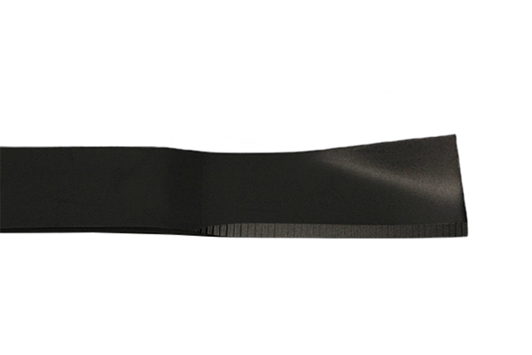 Nóż do kosiarki Nac LP40-300 XG410SS z czarną, gładką ostrza. Widoczny płaski kształt, nieugięte krawędzie. Zbliżenie na brzeg ostrza, stworzony z trwałego materiału; idealny do zbierania trawy. Na jednolitym tle.