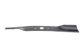 Nóż kosiarki Mountfield o długości 39,7 cm, wykonany z metalu w matowym czarnym kolorze. Wyposażony w otwór montażowy, z profilowanym końcem do skutecznego cięcia trawy. Ułożony w pozycji leżącej, na jednolitym tle.