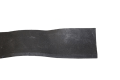 Czarna, elastyczna guma robocza, o prostokątnym kształcie, leżąca na płaskiej powierzchni. Widoczna faktura o lekkim chropowatym wykończeniu. Produkt przeznaczony do zastosowań w kosiarkach, długi na 41,6 cm, z subtelnym logo, bez dodatków.