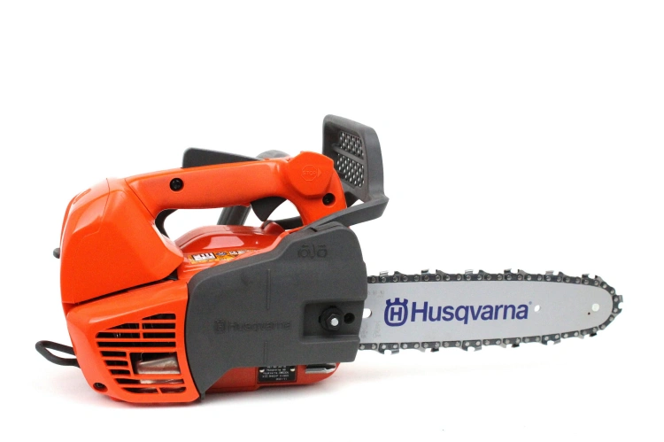 Pilarka Husqvarna T525 w kolorze pomarańczowym z szarymi elementami, widoczna z boku, z wyeksponowanym łańcuchem na stalowej prowadnicy z logo Husqvarna. Ergonomiczny uchwyt, duża osłona, przeznaczona do precyzyjnego cięcia w ogrodzie.