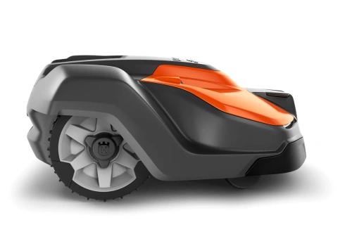 Robot koszący Husqvarna Automower® 550 Epos w kolorze czarno-pomarańczowym, widok z boku. Gładka obudowa, wyraźne logo producenta na kole, duże, wąskie koła. Produkt ma nowoczesny kształt, przeznaczony do automatycznego koszenia trawnika.