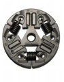 Sprzęgło do pilarki HUSQVARNA, czarne, metalowe, okrągłe, z widocznymi sprężynami i trzema szczelinami. Pasuje do modeli 555, 556, 560XP, 560XPG, 562XP, 562XPG. Leży płasko, ukazując mechanizm mocowania.