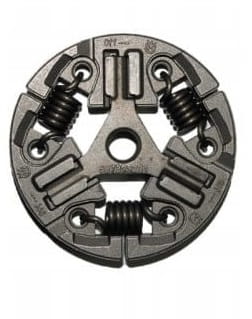 Sprzęgło do pilarki HUSQVARNA, czarne, metalowe, okrągłe, z widocznymi sprężynami i trzema szczelinami. Pasuje do modeli 555, 556, 560XP, 560XPG, 562XP, 562XPG. Leży płasko, ukazując mechanizm mocowania.