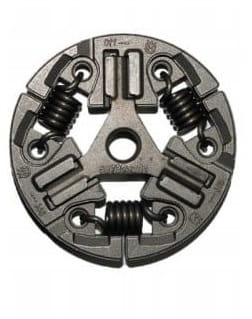 Sprzęgło do pilarki HUSQVARNA, czarne, metalowe, okrągłe, z widocznymi sprężynami i trzema szczelinami. Pasuje do modeli 555, 556, 560XP, 560XPG, 562XP, 562XPG. Leży płasko, ukazując mechanizm mocowania.