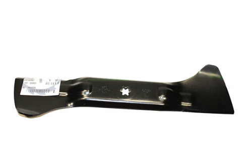 Nóż traktora MTD Optima LN 165H w kolorze czarnym o długości 53,8 cm. Zablokowany z lewej strony, z wycięciem w kształcie gwiazdy. Widoczne napisy na elemencie metalowym oraz etykieta z danymi produktu. Produkt leży na prostej powierzchni.