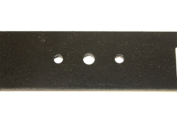 Nóż kosiarki Stiga o długości 53 cm, wykonany z metalu, w kolorze czarnym. Widoczna gładka powierzchnia z trzema otworami montażowymi. Produkt leży poziomo na jednolitym tle.