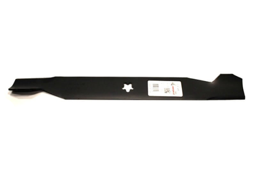 Nóż do kosiarki Husqvarna YT150, o długości 53,5 cm, wykonany z czarnego metalu. Prezentowany w układzie poziomym, z widocznym otworem do mocowania oraz etykietą z kodem kreskowym. Prosty, funkcjonalny design bez dekoracji.