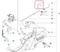 Blokada dźwigni gazu do pilarki Husqvarna 445/450/545, wykonana z tworzywa sztucznego, posiada ergonomiczną formę. Widoczna z boku, w detalach ukazuje uchwyt oraz wycięcia. Tło jest białe, co podkreśla szczegóły produktu.