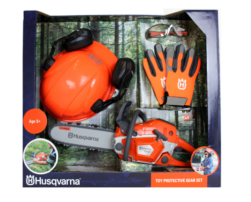 Zestaw dla dzieci zawiera pomarańczowy kask z nausznikami, rękawice oraz zabawkową piłę łańcuchową z logotypem Husqvarna. Elementy są umieszczone na tle leśnym w kolorze zielono-brązowym, co podkreśla ich przeznaczenie do zabawy w terenie.