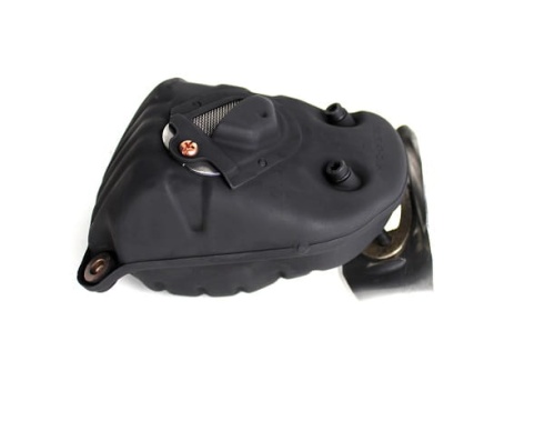 Tłumik do pilarki Husqvarna 560XP/562XP/555 w kolorze czarnym, o gładkiej matowej powierzchni. Widoczny z boku, z detalami montażowymi, w tym metalową siateczką i śrubami. Unikalny kształt zapewnia efektywne odprowadzanie spalin.