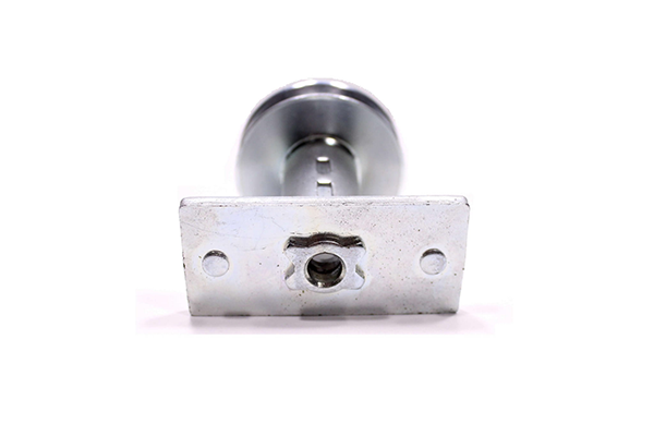 Metaliczny, błyszczący adapter kosiarki z piastą noża, widok frontalny z centralnym otworem montażowym i prostokątną, płaską podstawą z dwoma otworami mocującymi, produkt nowy bez akcesoriów.