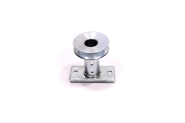 Adapter kosiarki MTD, piasta noża z napędem, w metalicznej, galwanizowanej obudowie. Widoczny otwór w centralnej części, stojący na płaskiej podstawie. Prosty kształt, bez dodatkowych zdobień. Tło jasne, jednolite.