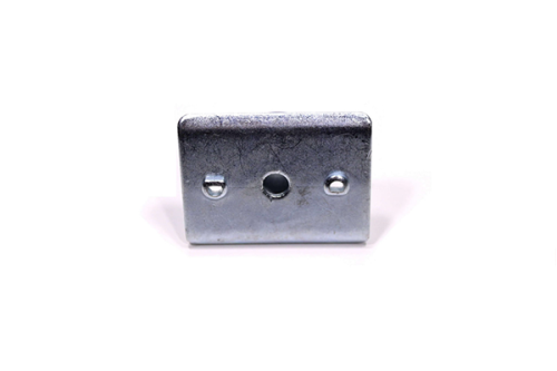 Adapter - Piasta noża do kosiarek DYM i TORQ CZKSI-0203 w kolorze metalicznym, prostokątny kształt z jednym centralnym otworem i dwoma bocznymi otworami na mocowanie. Widok frontalny na jasno oświetlonym tle, produkt leży poziomo.