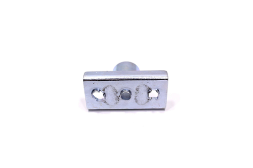 Metalowy adapter - piasta noża, prostokątny z trzema otworami (jeden centralny, dwa boczne). Gładka stalowa powierzchnia, do kosiarek Lider Faworyt GYK 46 i GYK 51, zdjęcie frontalne na białym tle.