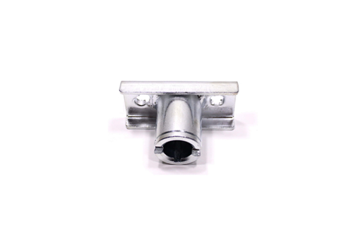 Adapter - piasta z nacięciem, metaliczna, chromowana, widok frontalny. Otwór owalny z nacięciem, dwa otwory montażowe. Idealna do kosiarek NAC. Na jednolitym tle.