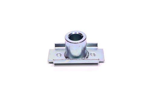 Adapter noża do kosiarki Husqvarna LC 140 i LC 140 S, metalowy, srebrny, z cylindryczną końcówką. Widok frontalny, produkt leżący na białym tle. Zawiera otwory montażowe, umożliwiające łatwe przymocowanie do kosiarki.