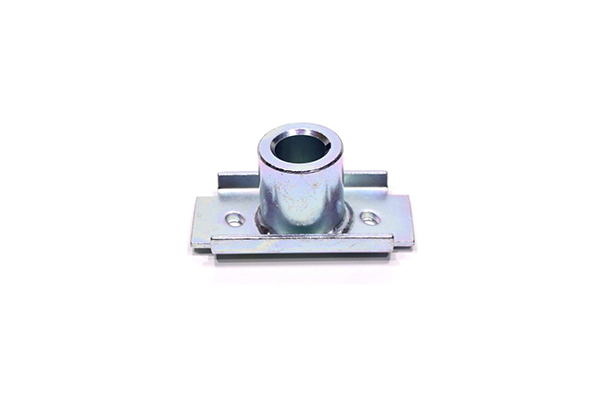 Adapter noża do kosiarki Husqvarna LC 140 i LC 140 S, metalowy, srebrny, z cylindryczną końcówką. Widok frontalny, produkt leżący na białym tle. Zawiera otwory montażowe, umożliwiające łatwe przymocowanie do kosiarki.