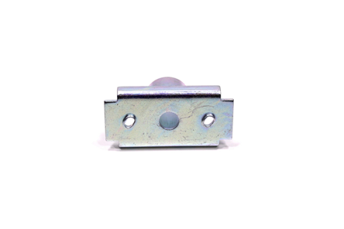 Adapter noża do kosiarki Husqvarna LC 140 i LC 140 S, metaliczny, o prostokątnym kształcie, wykończony w kolorze srebrnym. Widoczny otwór montażowy na środku oraz dwa otwory boczne. Ujęcie frontalne, z białym tłem.