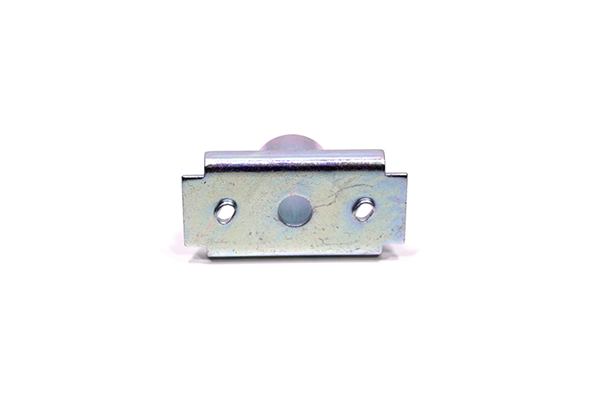 Adapter noża do kosiarki Husqvarna LC 140 i LC 140 S, metaliczny, o prostokątnym kształcie, wykończony w kolorze srebrnym. Widoczny otwór montażowy na środku oraz dwa otwory boczne. Ujęcie frontalne, z białym tłem.