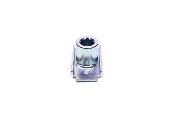 Adapter noża do kosiarki Husqvarna LC 140 i LC 140 S w kolorze metalicznym. Element przedstawiony z przodu, leżący na białym tle. Widać otwór montażowy oraz mocowanie w dolnej części. Prostokątny kształt z wyraźnymi detalami konstrukcyjnymi.