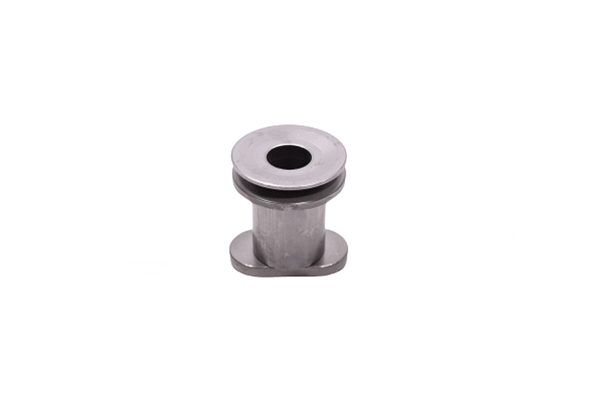 Adapter noża do kosiarki w kolorze metalicznym, cylindryczny kształt z otworem w środku. Ujęcie frontalne, stojący. Widoczne mocowanie z dolnej części, brak logo. Produkt do zestawów kosiarki Husqvarna i innych modeli.