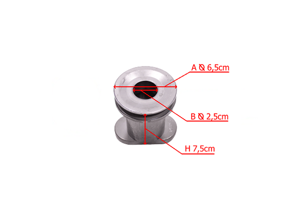 Adapter noża do kosiarki Husqvarna, o średnicy A 6,5 cm, B 2,5 cm i wysokości H 7,5 cm. Wykonany z metalu, w kolorze srebrnym, widoczny otwór centralny. Ujęcie z boku, ukazuje szczegóły kształtu i wymiarów produktu.