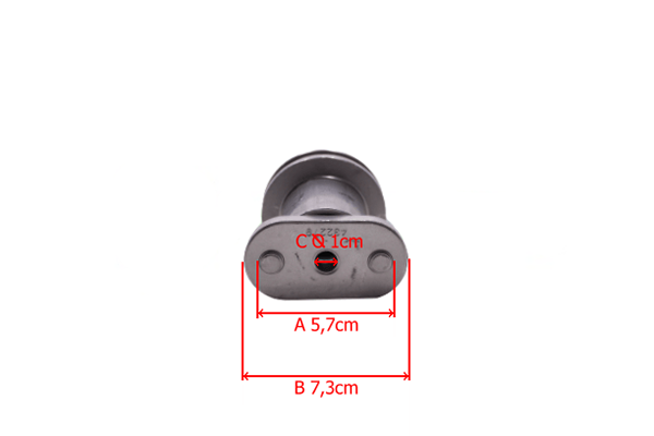 Adapter noża do kosiarki, metalowy, widok frontalny. Wymiary: A 5,7 cm, B 7,3 cm, C 1 cm. Dwa otwory montażowe z tyłu, centralny otwór z czerwonym akcentem. Na jasnym tle, precyzyjny opis funkcji montażowych.