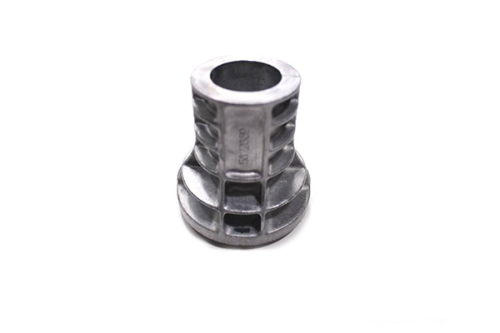 Adapter noża do kosiarki Husqvarna LC 353V / LC 353 VI w kolorze stalowym, wykonany z metalu. Zbliżenie na cylindryczną część z otworem centralnym i żebrowaną strukturą. Widoczny detal: numer i logo na boku. Produkt leżący na jednolitym tle.