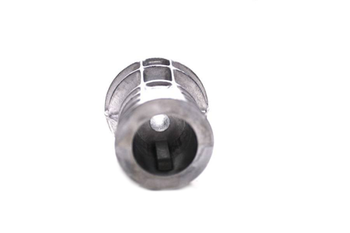 Adapter noża do kosiarki Husqvarna LC 353V / LC 353 VI w kolorze metalicznym, o cylindrycznym kształcie i z wyżłobieniami. Zdjęcie wykonane z bliska, pokazujące wnętrze adaptera. Tło białe, co podkreśla szczegóły produktu.