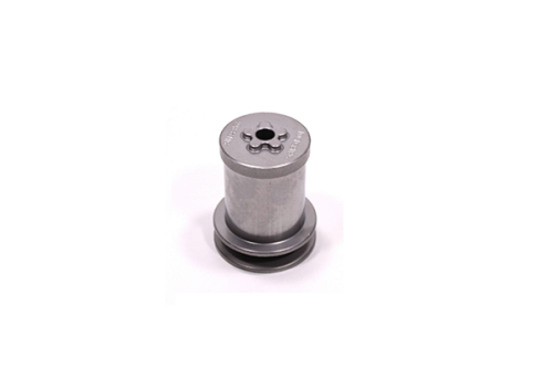 Adapter noża do kosiarki Husqvarna LC 356V, metalowy element o cylindrycznej formie, z gwintowanym otworem na górze. Położony na białym tle, z wyraźnymi znakami i napisami na powierzchni, bez widocznych dekoracji czy detali montażowych.