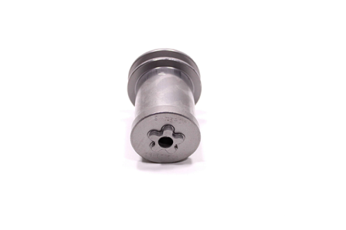 Adapter noża do kosiarki Husqvarna LC 356V w kolorze szarym, widoczny z boku. Produkt ma okrągły kształt z wyraźnymi mocowaniami. Na górze znajduje się delikatne wykończenie. Tło białe, co podkreśla detale konstrukcji.