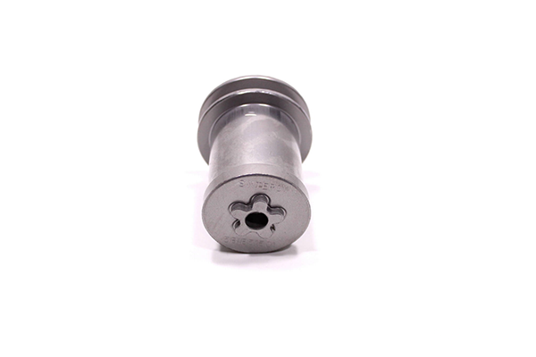 Adapter noża do kosiarki Husqvarna LC 356V w kolorze szarym, widoczny z boku. Produkt ma okrągły kształt z wyraźnymi mocowaniami. Na górze znajduje się delikatne wykończenie. Tło białe, co podkreśla detale konstrukcji.