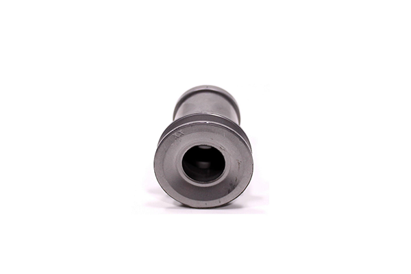 Metalowy adapter noża do kosiarki Husqvarna LC 356V, szary, z centralnym otworem. Ukazany leżąco na białym tle, podkreślając okrągły kształt i gładką powierzchnię.