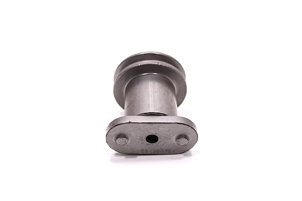Adapter noża do kosiarki McCulloch, metalowy, cylindryczny, z widocznymi otworami montażowymi. Ujęcie frontalne, produkt leży na białym tle. Charakterystyczny kształt ułatwiający instalację. Brak czytelnych napisów lub logo.