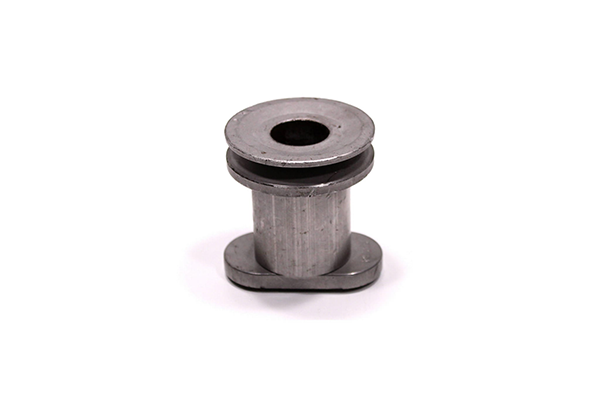 Adapter noża do kosiarki McCulloch, metalowy, cylindryczny kształt z otworem w środku. Widoczny jest gładki, szary metal o matowej fakturze. Produkt leży na białym tle, ukazując cały jego kształt oraz detale konstrukcyjne.
