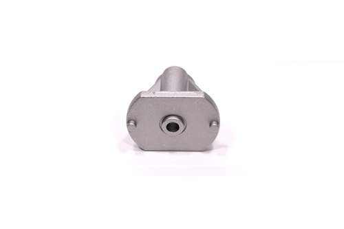 Adapter noża, piasta kosiarki Castel Garden 22.2mm, w kolorze metalicznym, prezentowany frontalnie. Produkt o cylindrycznym kształcie z wyraźnym otworem cylindrycznym na środku, z widocznymi dwoma otworami montażowymi po bokach.