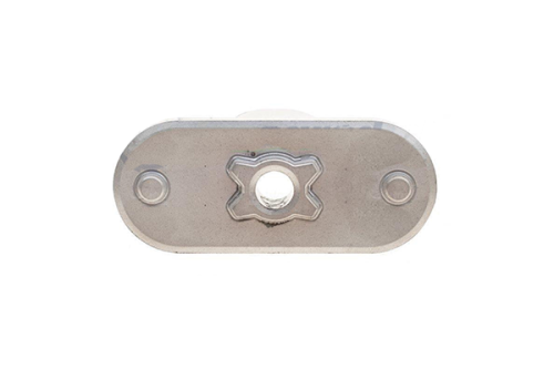 Adapter noża do piasty kosiarki MTD 8R19-60 Misiek, w kolorze metalicznym, z owalnym kształtem. Widoczny otwór w centralnej części oraz dwa wyraźne otwory montażowe. Produkt przedstawiony frontalnie na białym tle.