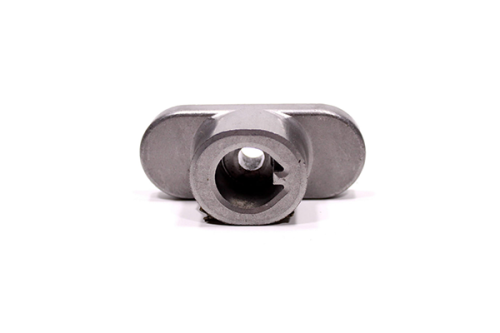Adapter noża piasty kosiarki MTD 8R19-60 Misiek w kolorze metalicznym, widoczny z przodu. Oferuje okrągły otwór montażowy w centrum oraz zaokrąglone boki. Ułożony poziomo, na prostym tle. Brak dodatkowych zdobień czy logo.