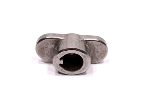 Adapter noża, piasta kosiarki MTD KN46 w metalicznym, matowym wykończeniu, widoczny z góry. Posiada otwór w centru i symetryczne ramiona. Produkt leży na jednolitym tle, ukazując szczegóły konstrukcyjne. Element przeznaczony do montażu kosiarki.