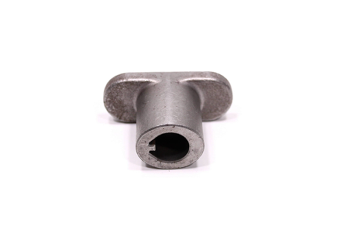 Adapter noża piasty kosiarki MTD RO14581 Misiek w kolorze srebrnym, wykonany z metalu, o okrągłym kształcie z płaską podstawą. Ujęcie frontalne, pokazujące wyraźnie wewnętrzny otwór i stalową teksturę.