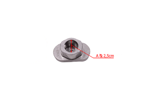 Adapter noża do kosiarki w kolorze metalicznym, o wymiarach 2,5 cm średnicy wewnętrznej. Przedmiot leży poziomo na jasnym tle, z wyraźnie widocznym otworem w kształcie sześciokąta. Na powierzchni widać gładką fakturę metalu.