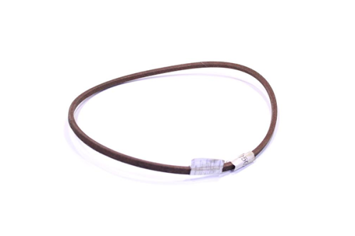 Brązowy pasek napędowy do kosiarki R145SV/M145SV Husqvarna, o okrągłym kształcie. Widoczny metalowy element mocujący. Produkt leży na jednolitym tle, co umożliwia łatwe zauważenie szczegółów.